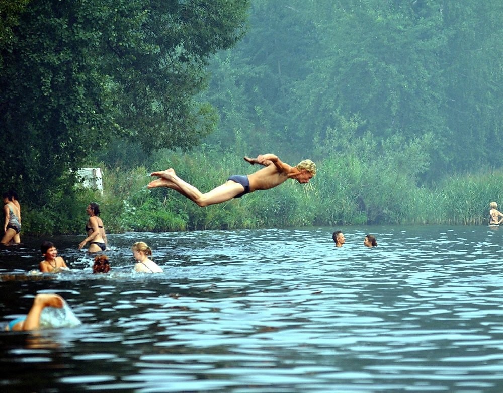 Человек плывет по реке