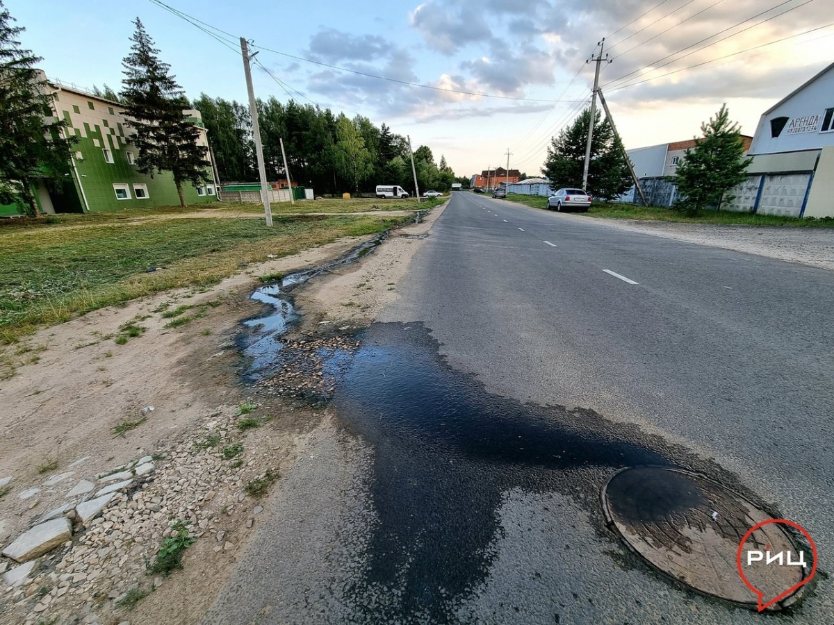 На улице Московской в Боровске уже несколько дней по дороге течёт зловонный ручей