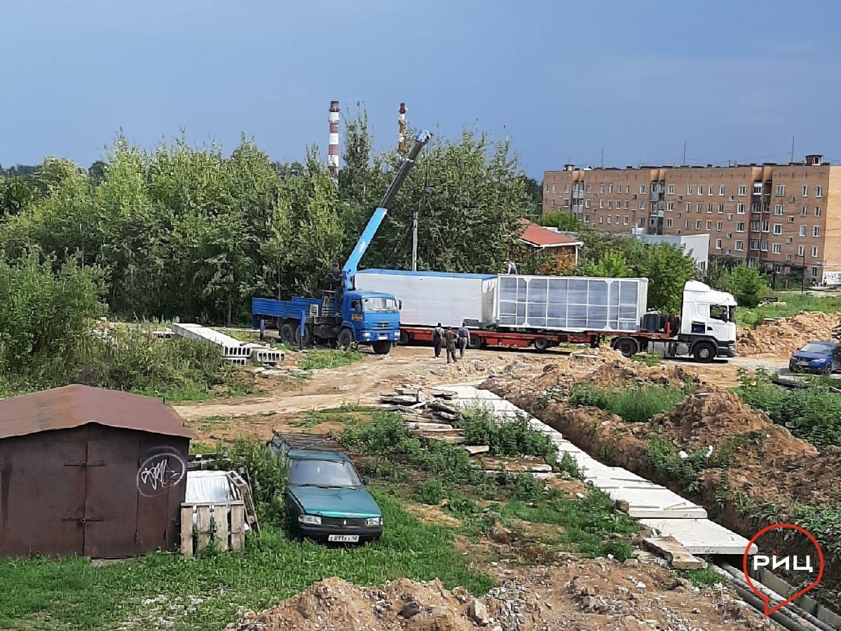 Жителей дома № 16 по улице Гагарина в Балабанове периодически лишают  возможности заехать на собственную придомовую