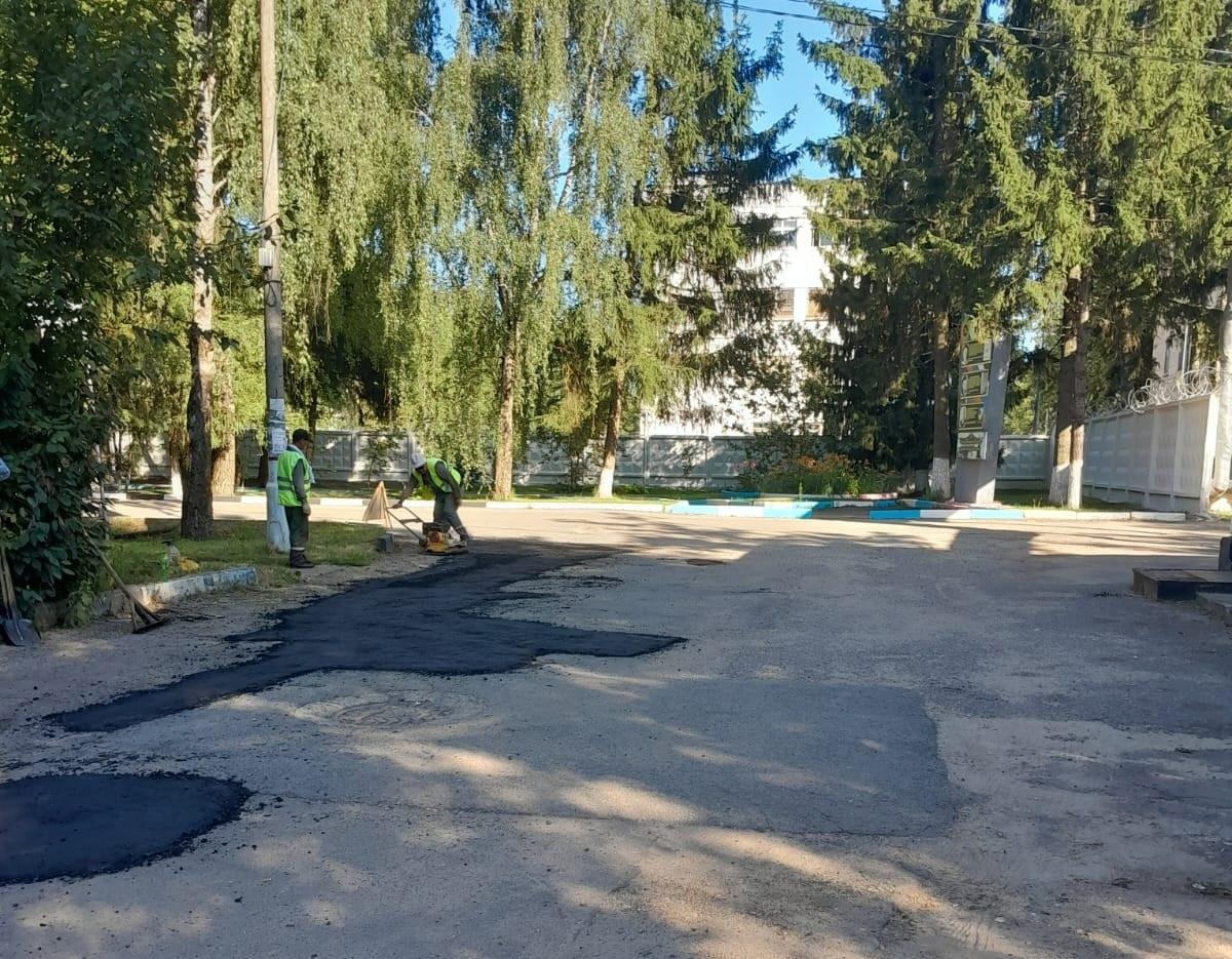 Сотрудники подрядчика Динас-Сервис ведут ямочный ремонт дорог в балабановском «городке»