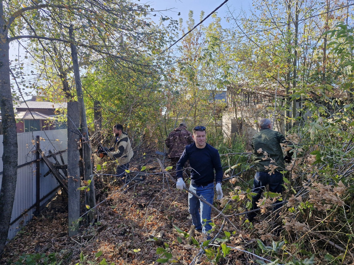 На помощь в уборке территории боровского детского сада «Рябинка» пришли волонтеры