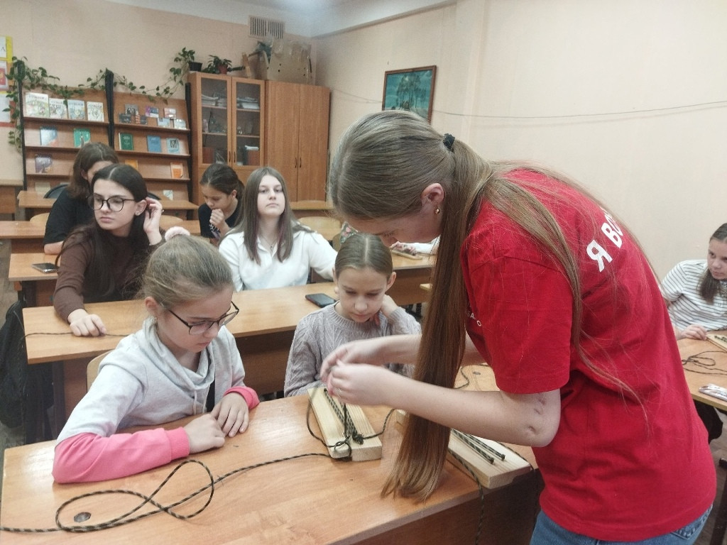 Отряд «Светлячки» из четвертой балабановской школы принял участие в мастер-классе по изготовлению браслетов выживания для бойцов СВО