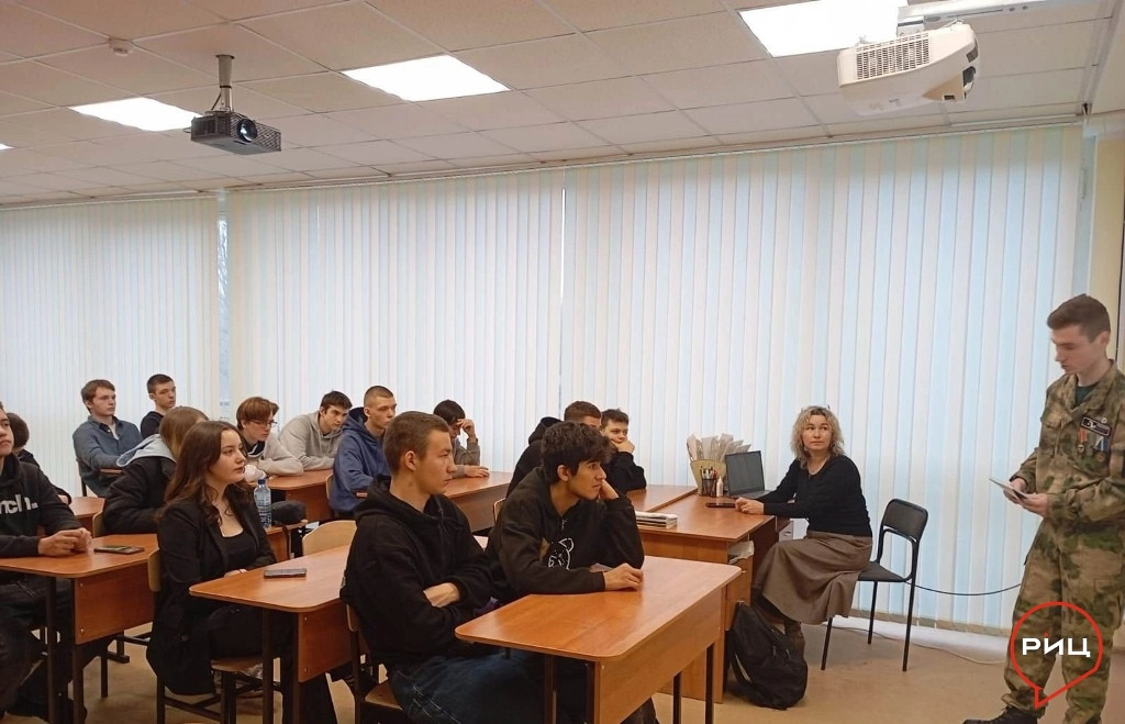 В ермолинском техникуме состоялся урок мужества, приуроченный ко Дню неизвестного солдата