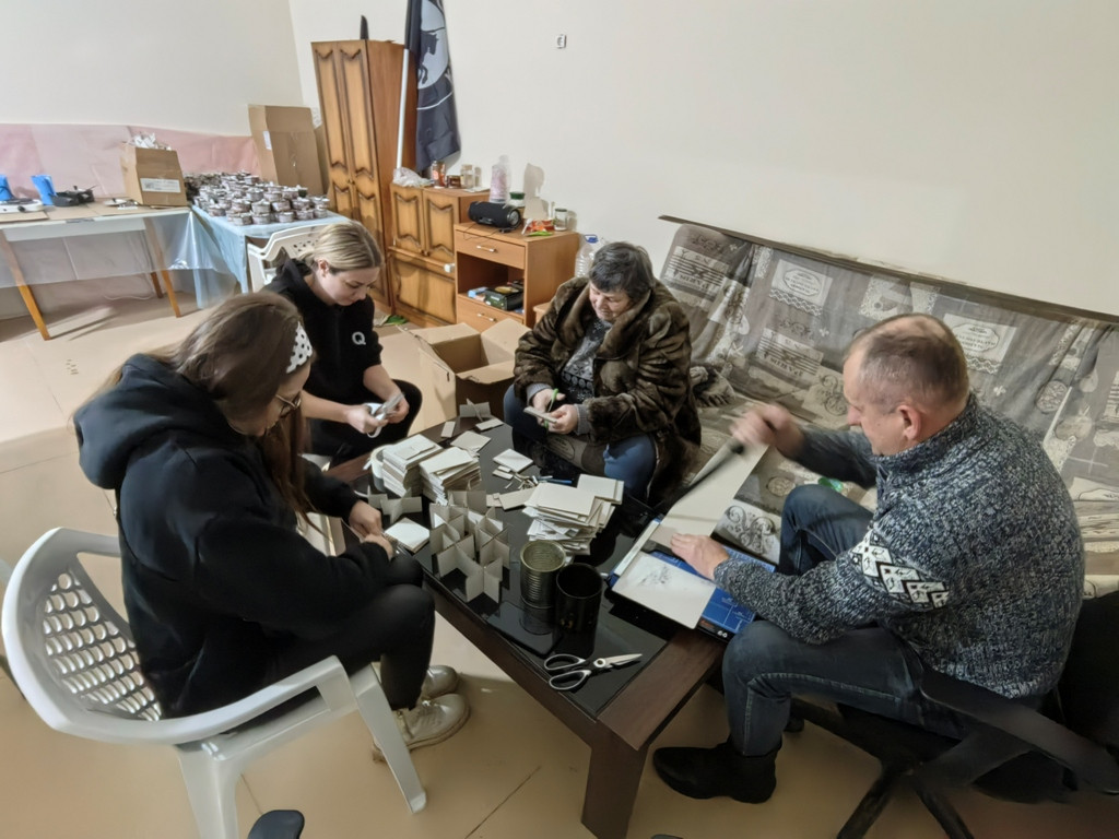 Мы все помогаем фронту