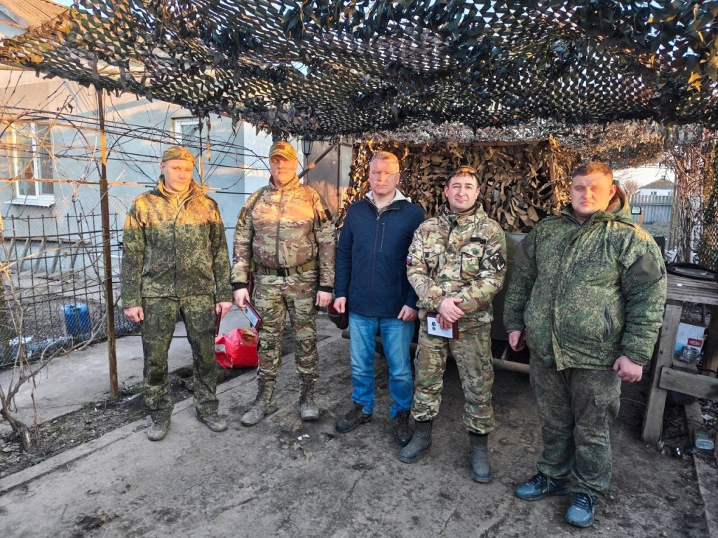 Глава администрации Боровского района Николай КАЛИНИЧЕВ вместе с волонтерами по поручению губернатора Калужской области Владислава ШАПШИ посетили участников СВО в Херсонской области