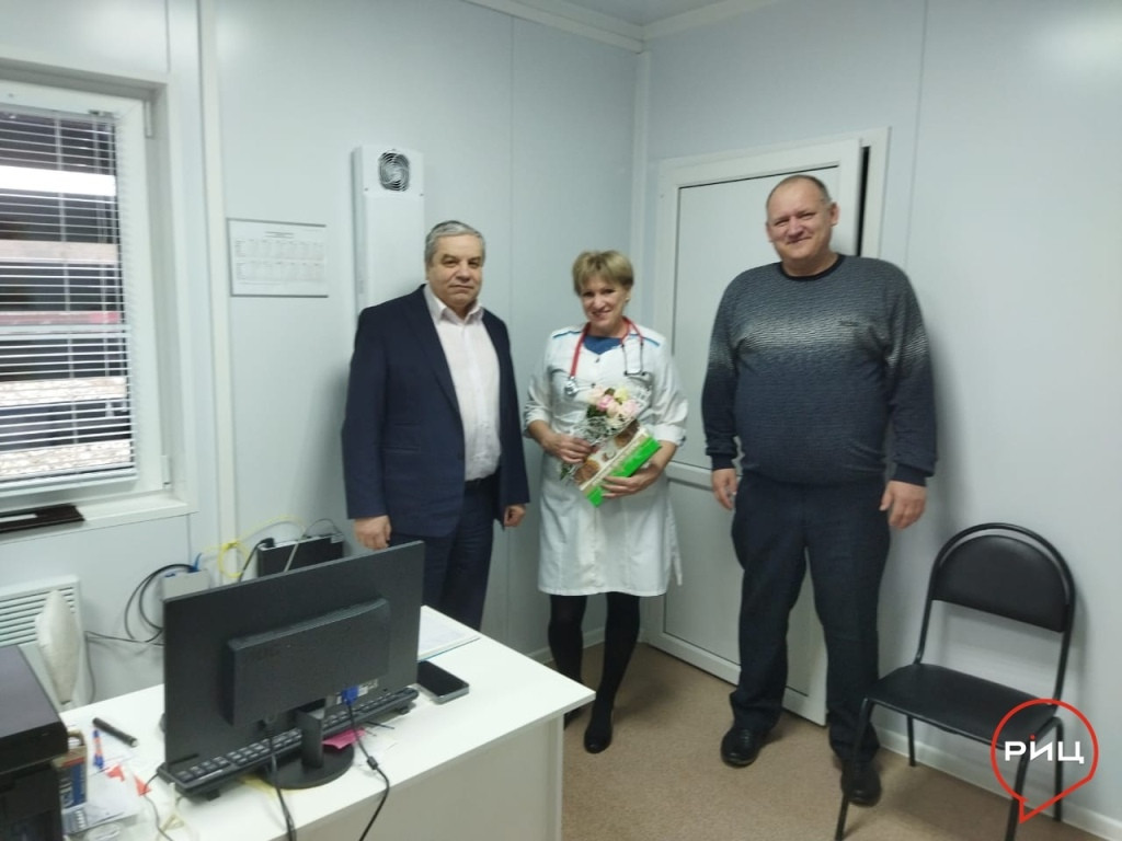 Глава совьяковской администрации Николай ГАЛЕНКОВ и депутат сельской Думы Сергей ЩЕРБИЙ поздравили с наступающим 8 марта мам и жен участников СВО