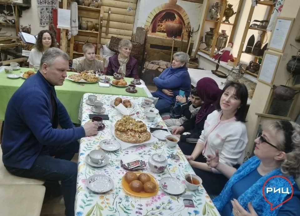 Глава администрации Боровского района Николай КАЛИНИЧЕВ и балабановский мэр Александр КОЗЛОВ встретились с семьями участников СВО