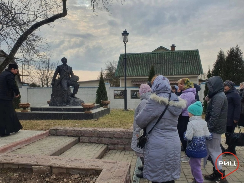 Тимашовский батюшка поздравил библиотекарей