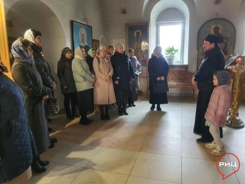 Тимашовский батюшка поздравил библиотекарей