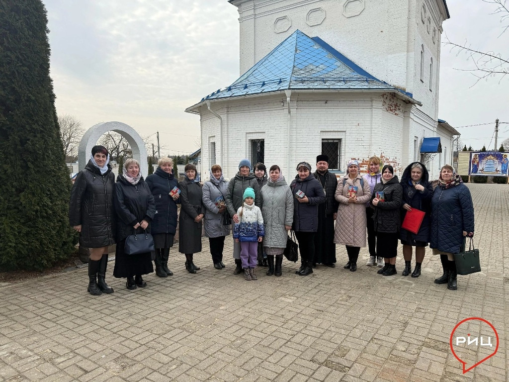 Тимашовский батюшка поздравил библиотекарей