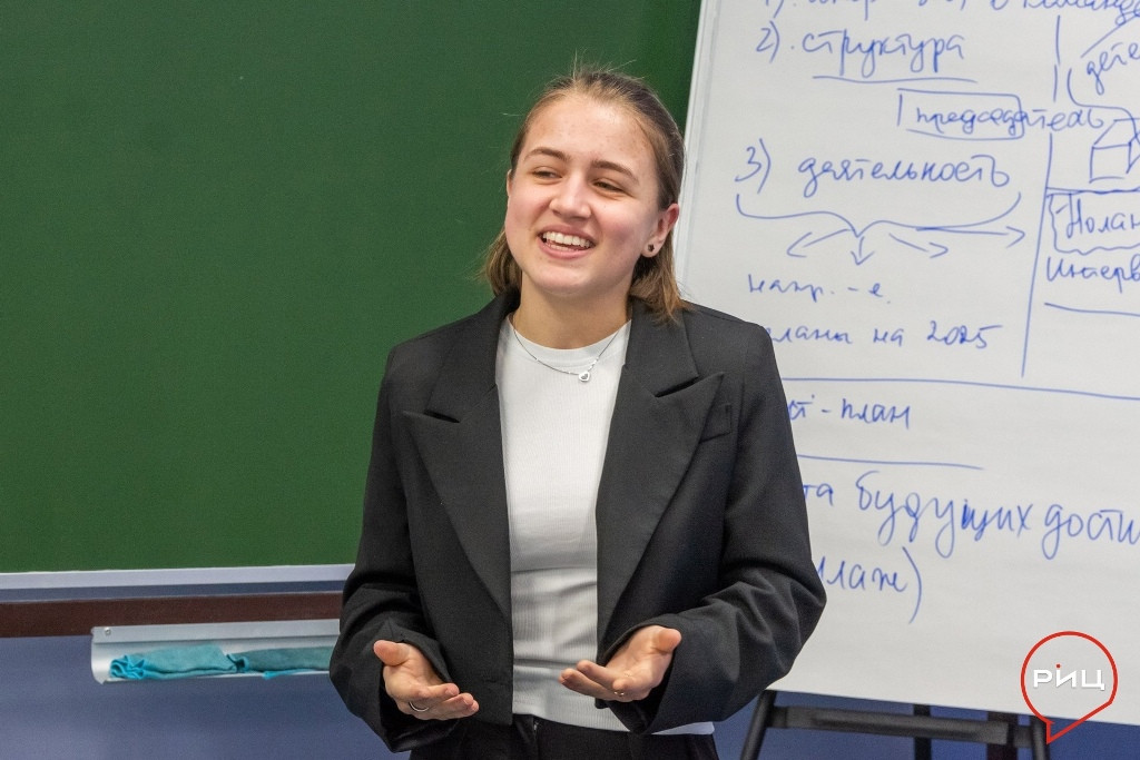 Ученицу боровской первой Веронику КРАСНОВИД, признанную лучшим юным журналистом региона, наградили в стенах родной школы