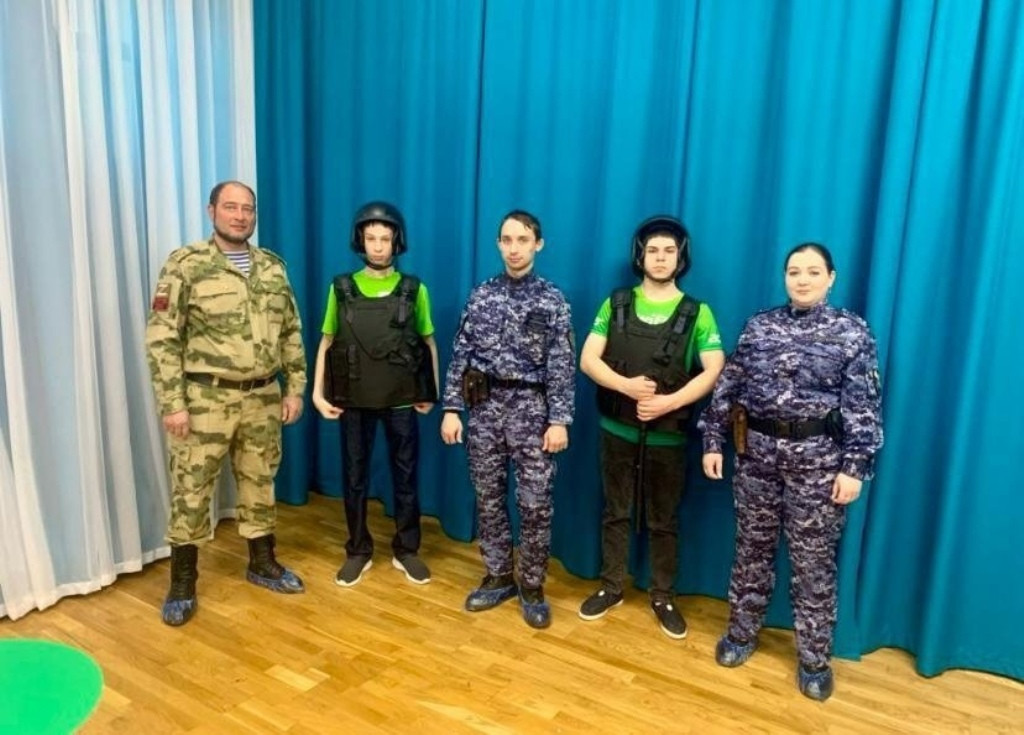 В преддверии Дня войск национальной гвардии РФ в митяевском приюте «Забота» состоялась познавательная встреча
