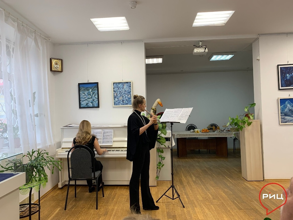 В боровском культурном центре имени Жукова открылась выставка художницы Карины САФАРЯН «Я знаю точно растает лед»
