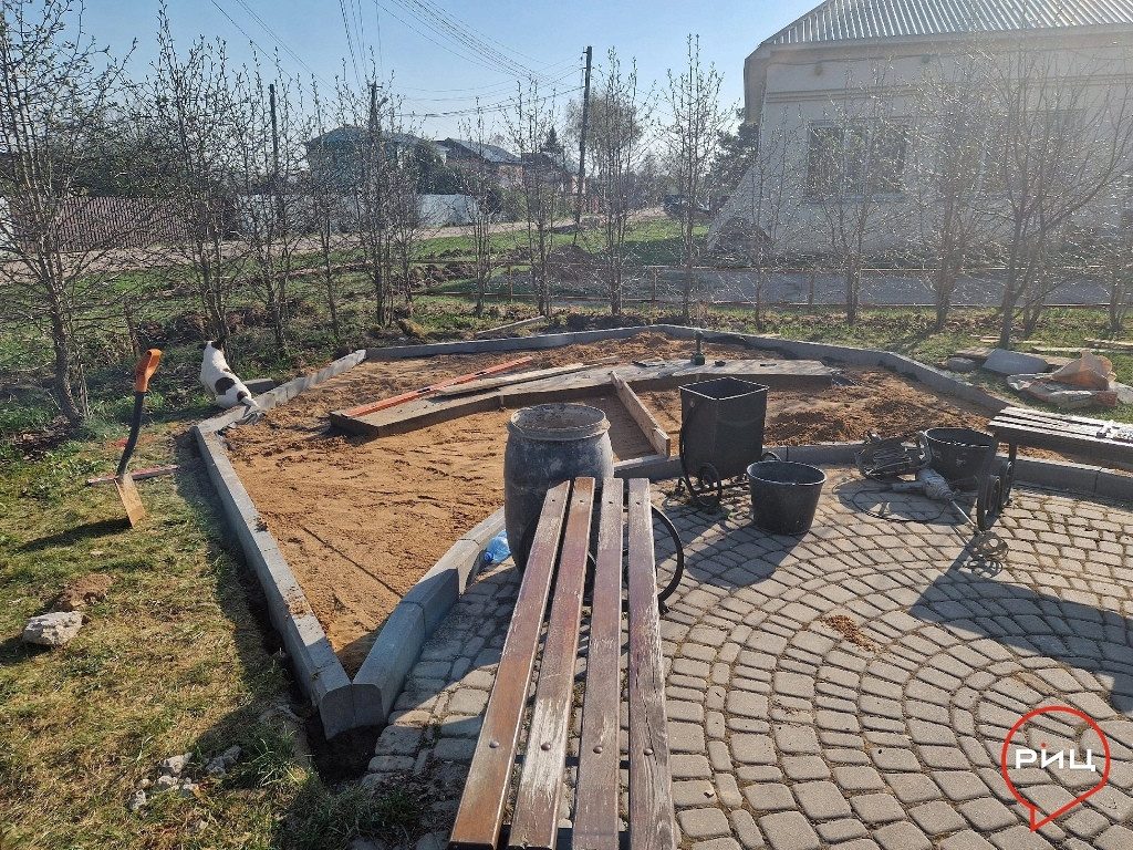 У Дома культуры в деревне Комлево началось возведение мемориала жителям, воевавшим против немецко-фашистских захватчиков во время Великой Отечественной войны