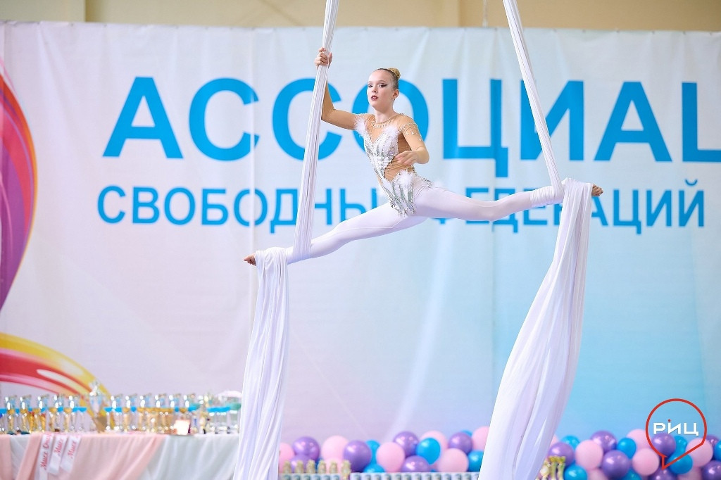 Настоящий праздник спорта и красоты – именно с такими впечатлениями покидали в минувшие выходные боровскую "Звезду" участницы и зрители Всероссийского турнира по воздушной гимнастике «Расширяя горизонты»