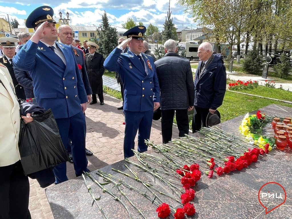 Сегодня в Боровске у Вечного огня состоялся митинг «Победа в сердцах поколений»