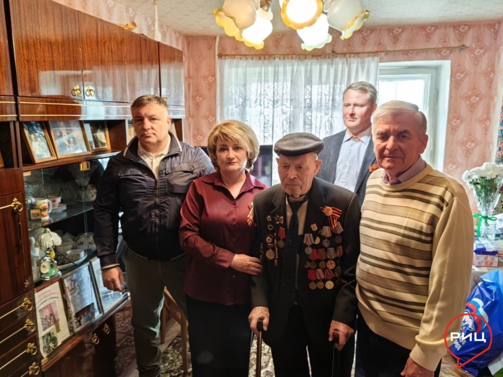 Глава района Анатолий БЕЛЬСКИЙ, руководители Ермолина Елена САМОКРУТОВА и Евгений ГУРОВ поздравили с приближающимся Днем Победы ветерана Великой Отечественной войны Георгия Фёдоровича КЛИМЕШИНА