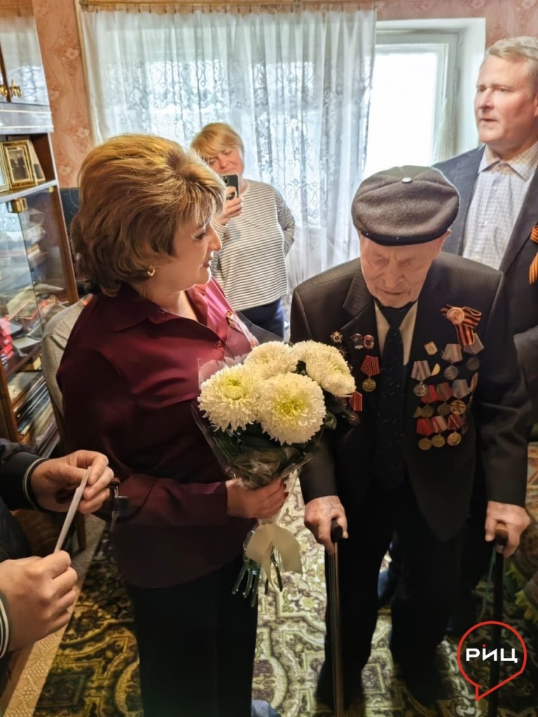 Глава района Анатолий БЕЛЬСКИЙ, руководители Ермолина Елена САМОКРУТОВА и Евгений ГУРОВ поздравили с приближающимся Днем Победы ветерана Великой Отечественной войны Георгия Фёдоровича КЛИМЕШИНА