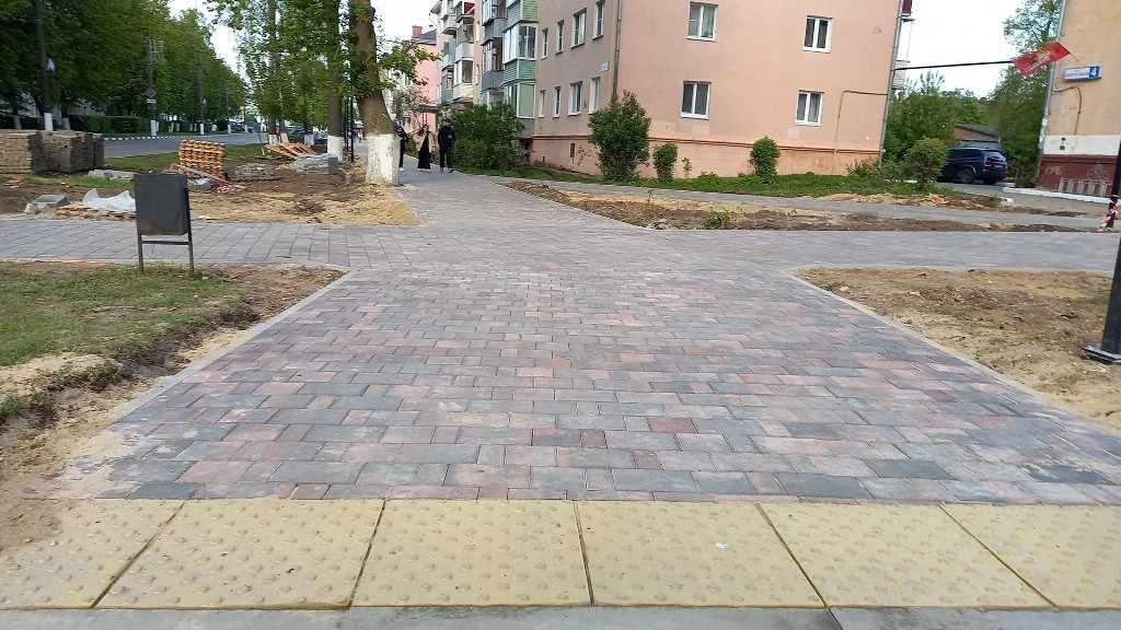 В Балабанове продолжается благоустройство тротуара на улице 1 Мая