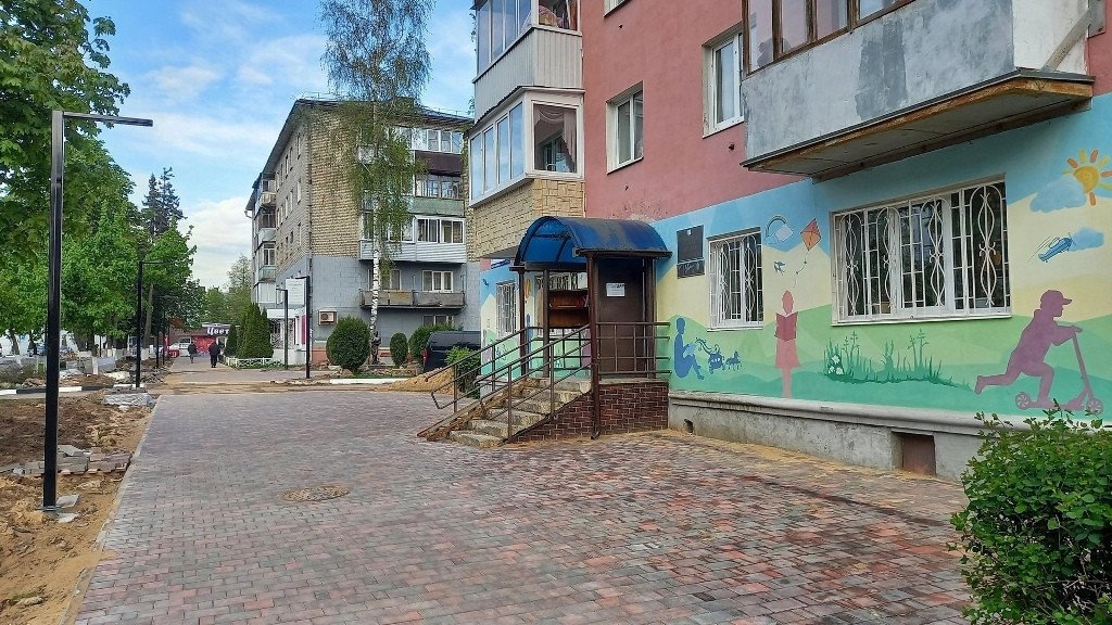 В Балабанове продолжается благоустройство тротуара на улице 1 Мая