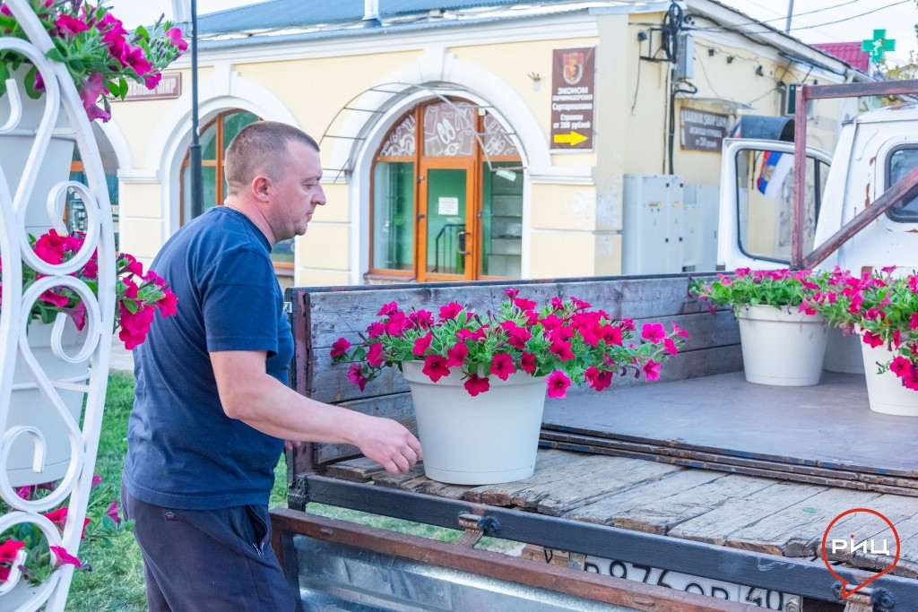 Депутат боровской Думы Марина КОЧЕТКОВА продолжает украшать райцентр цветами, выращенными своими руками