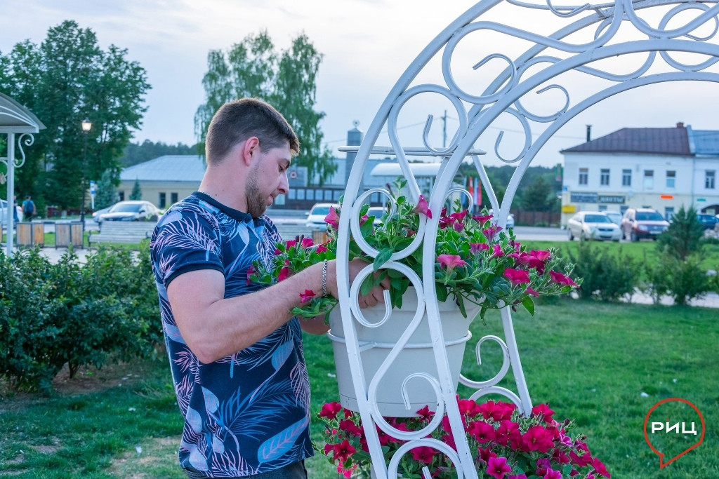 Депутат боровской Думы Марина КОЧЕТКОВА продолжает украшать райцентр цветами, выращенными своими руками