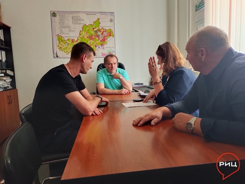 В кабинете заместителя главы администрации района по ЖКХ Алексея СТЕПАНОВА состоялось совещание с руководителем местного филиала «Калугаоблводоканала» Николаем ПРОКУРАТОВЫМ