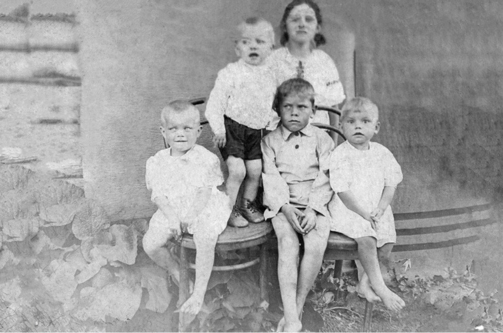 История двух фотографий