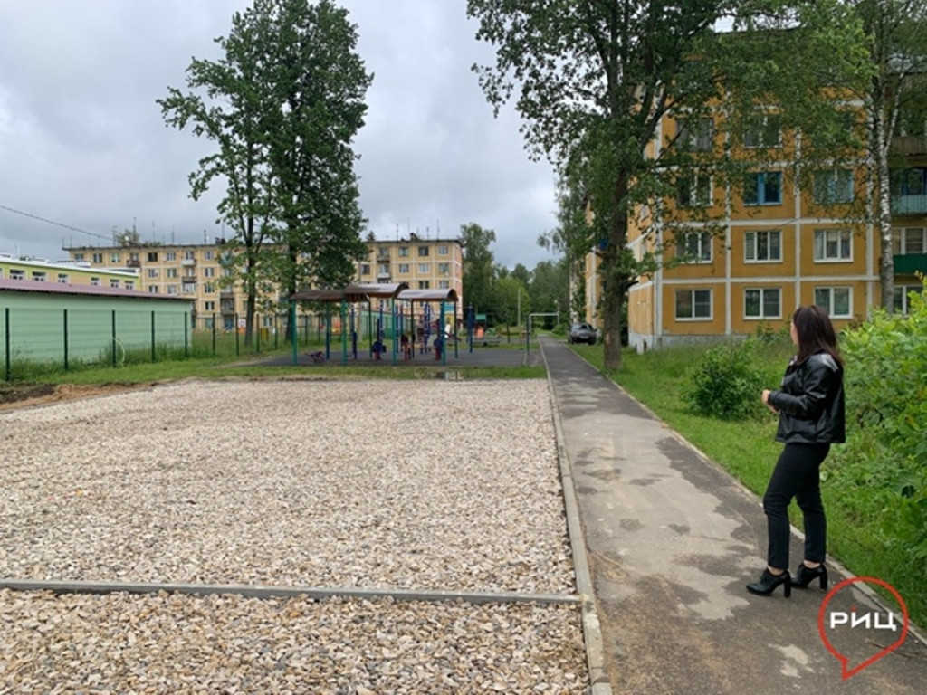 В митяевском «городке» кипят работы по обустройству пешеходных дорожек возле детского сада