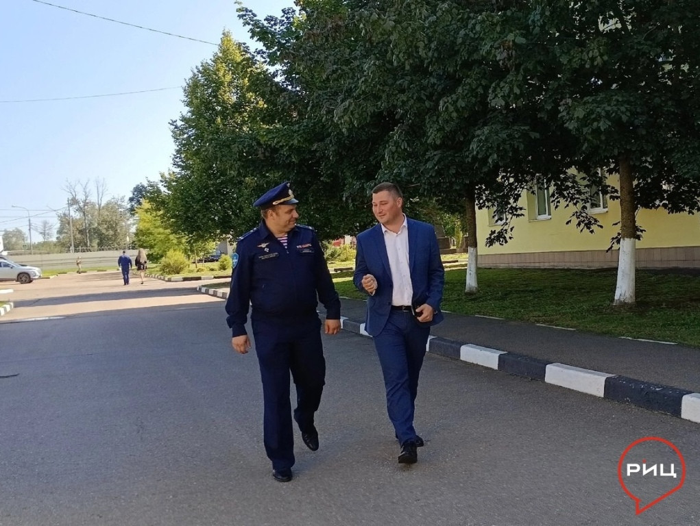 Депутат Районного Собрания Павел ГРАНКОВ поздравил личный состав 70-го смешанного авиационного полка с наступающим профессиональным праздником