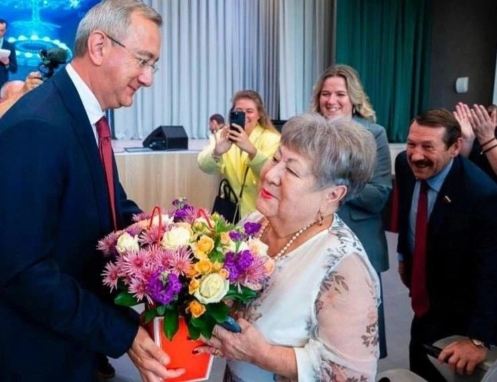 Директор балабановской школы №1 Людмила КНЯЗЕВА получила поздравления от губернатора и министра просвещения