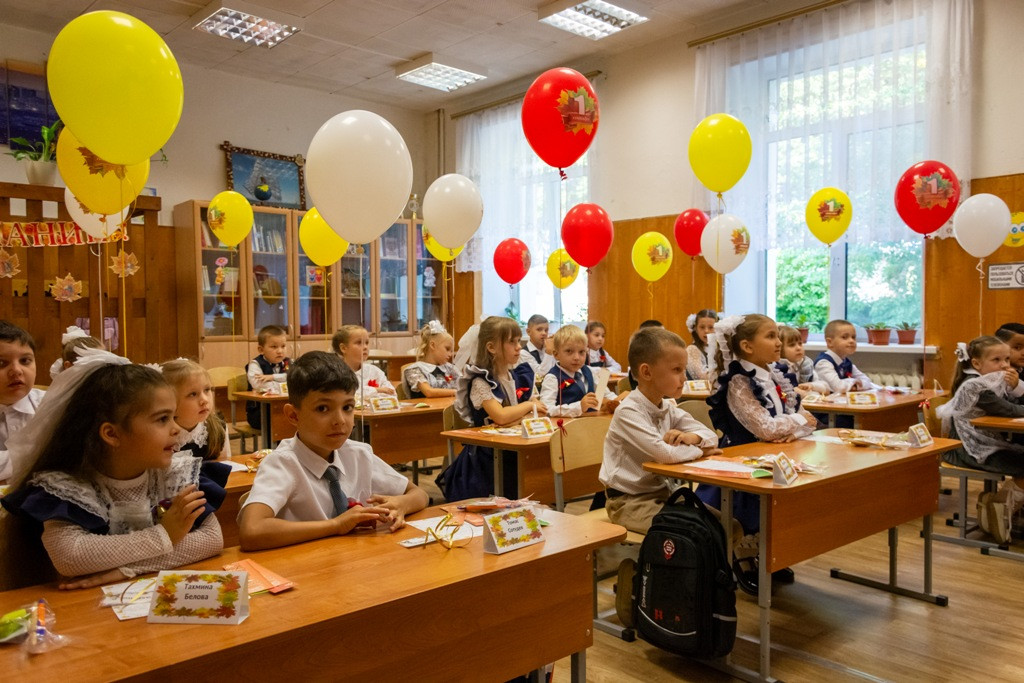 Первоклашки, всюду первоклашки, на ступеньках школы суета