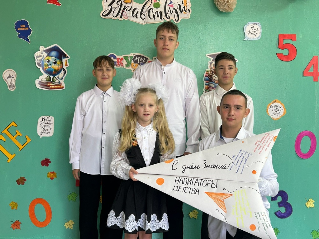 Первоклашки, всюду первоклашки, на ступеньках школы суета