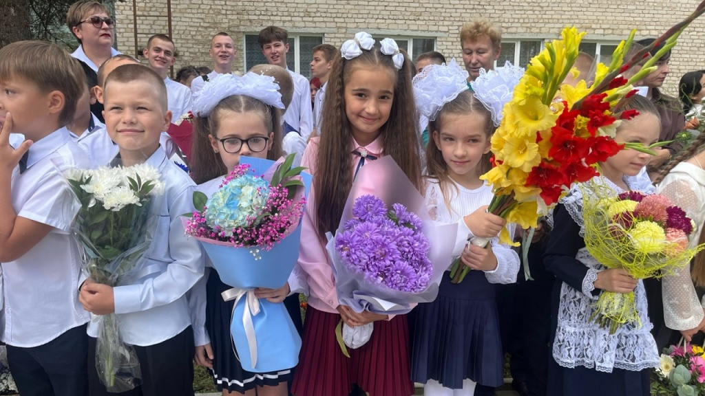 Первоклашки, всюду первоклашки, на ступеньках школы суета