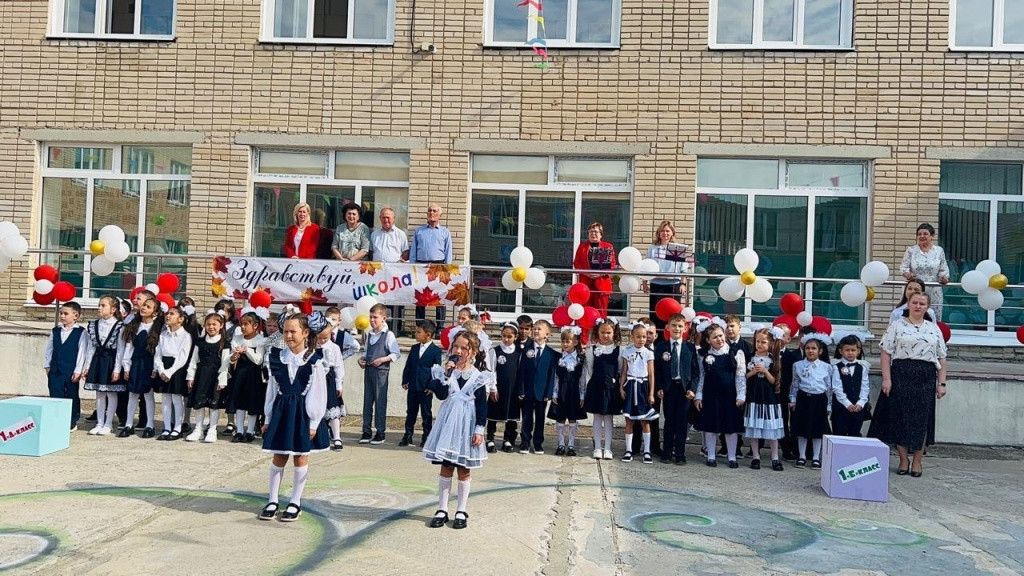 Первоклашки, всюду первоклашки, на ступеньках школы суета