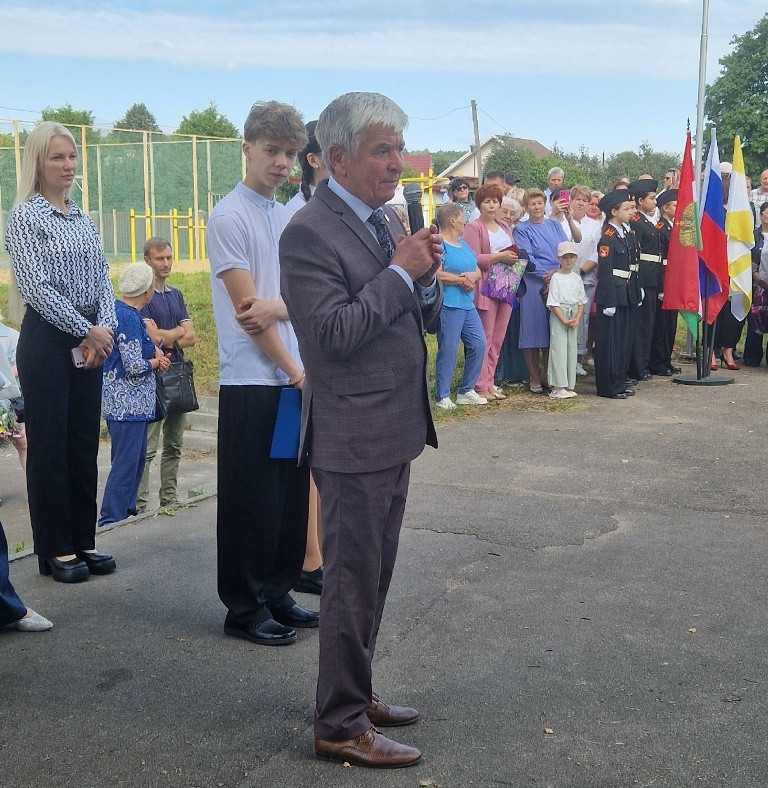 Первоклашки, всюду первоклашки, на ступеньках школы суета