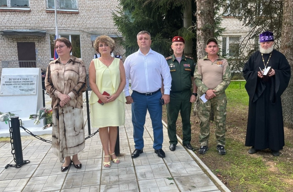 Первоклашки, всюду первоклашки, на ступеньках школы суета