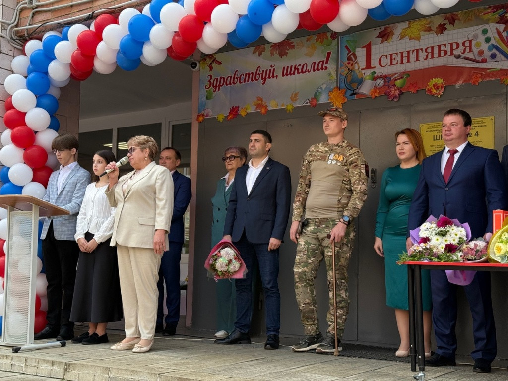 Первоклашки, всюду первоклашки, на ступеньках школы суета