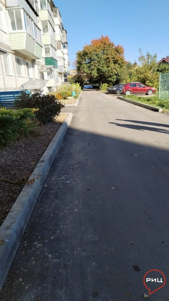 Балабановские дворники рады новому асфальту, уложенному на улице Лесной