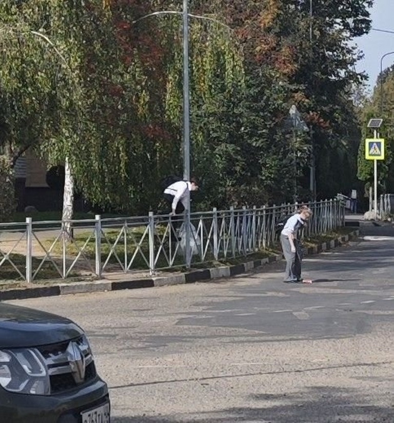 Балабановцы недовольны тем, что им перекрыли проход к Дому культуры