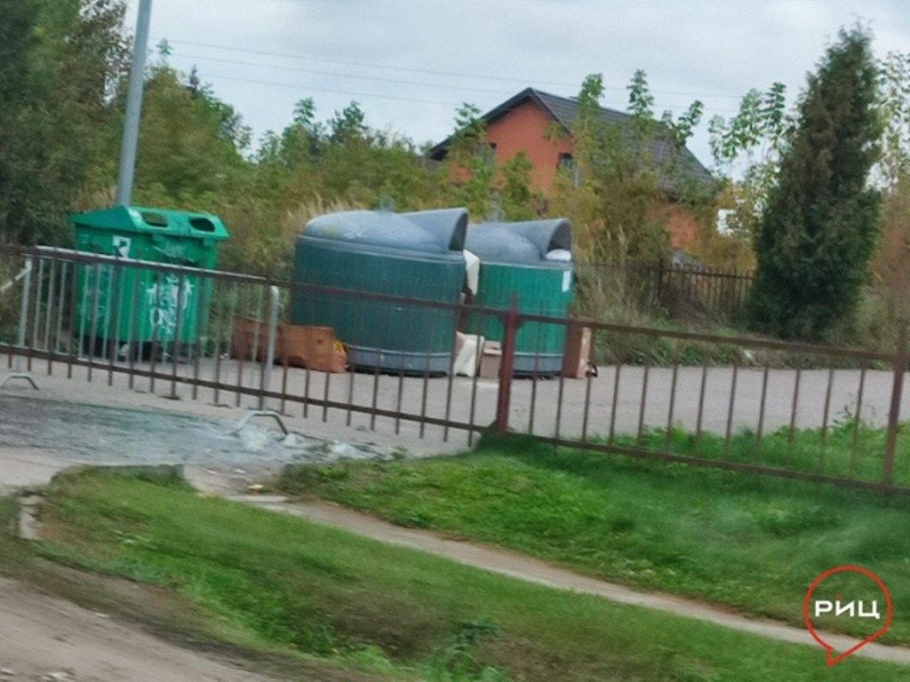 С прошлой недели канализационные стоки бьют фонтаном из люка в районе второго въезда в микрорайон Гагарина в Балабанове