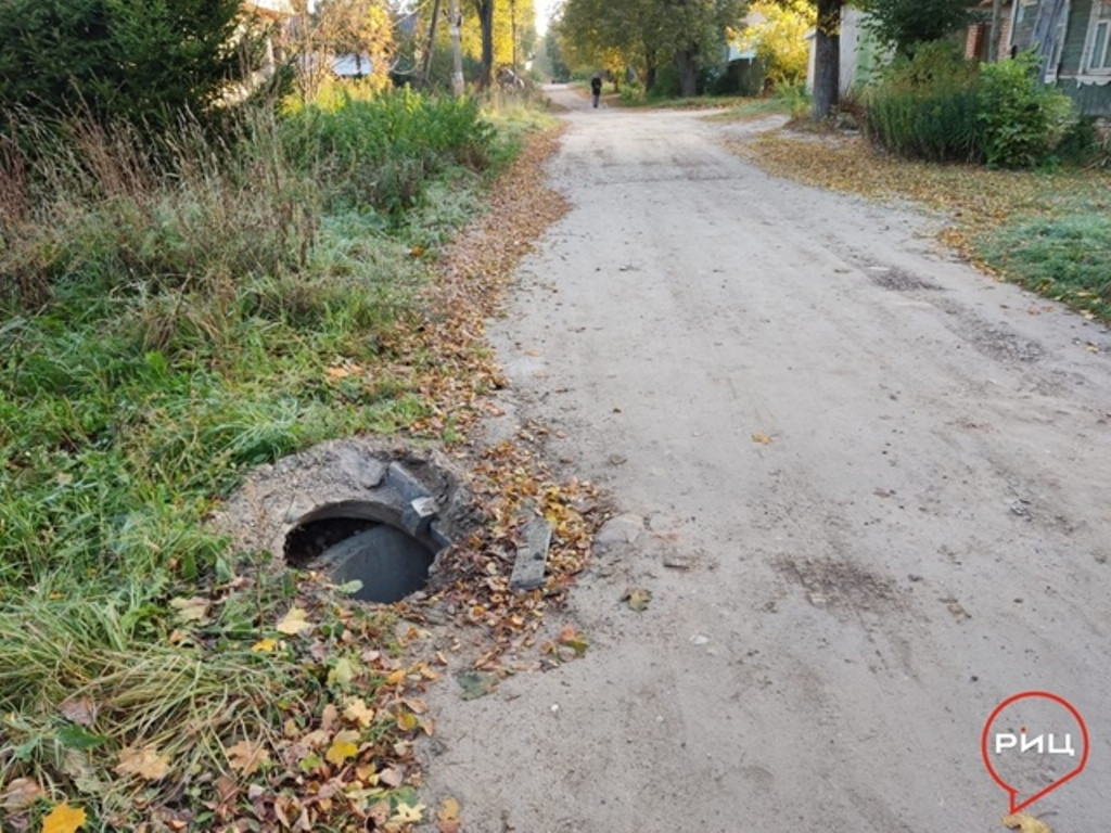 В Боровске на улице Победы вблизи дома №38 жители обнаружили открытый колодец