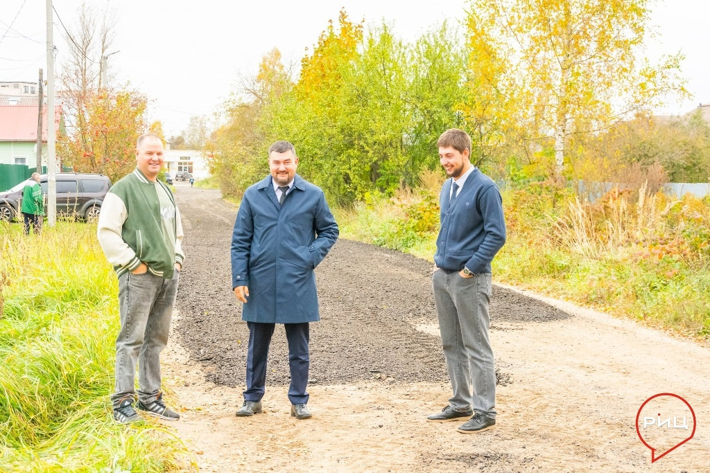 В Боровске на дорогах, примыкающих к улице Пушкина, проводят работы по укладке асфальтовой крошки