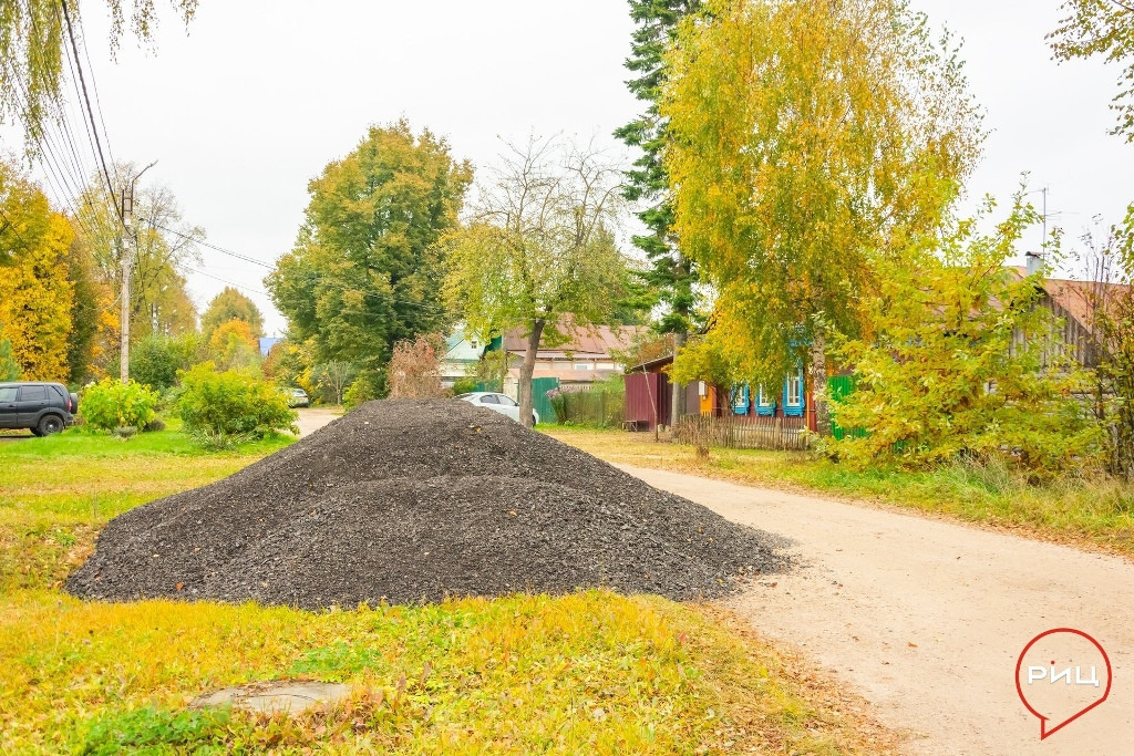 В Боровске на дорогах, примыкающих к улице Пушкина, проводят работы по укладке асфальтовой крошки