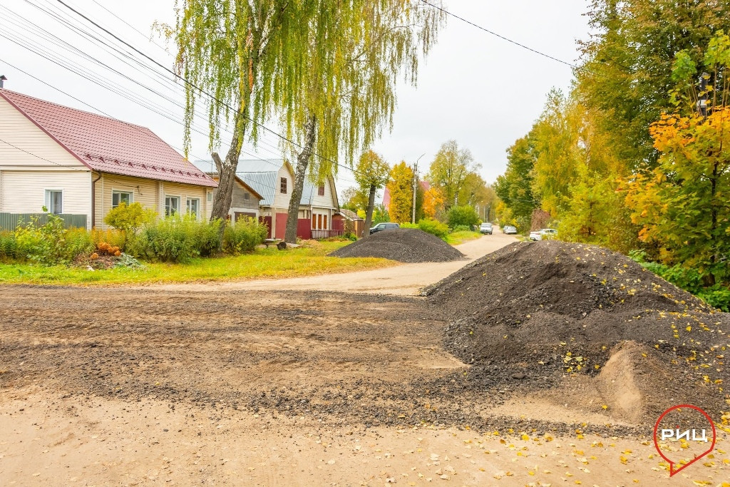 В Боровске на дорогах, примыкающих к улице Пушкина, проводят работы по укладке асфальтовой крошки