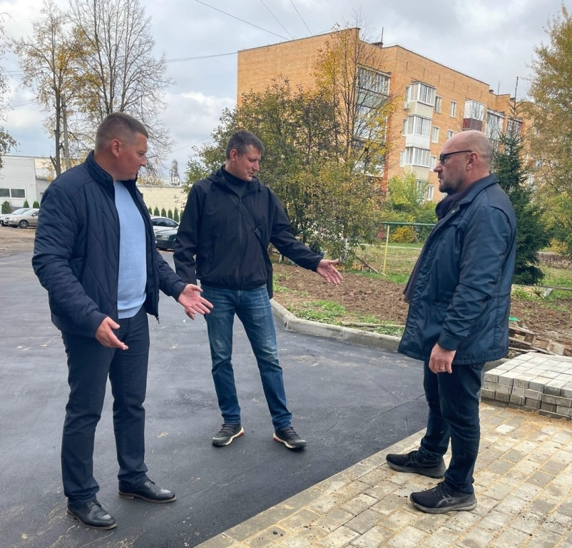 Балабановские депутаты Боровской окружной Думы оценили новую парковку на Кооперативной, 7