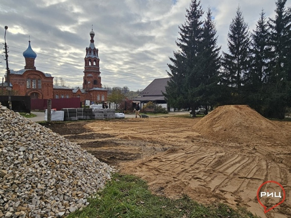 В Боровске подрядчик приступил к строительству детской площадки на улице Циолковского
