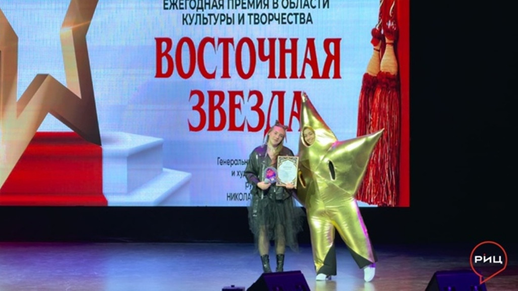 На красной ковровой дорожке