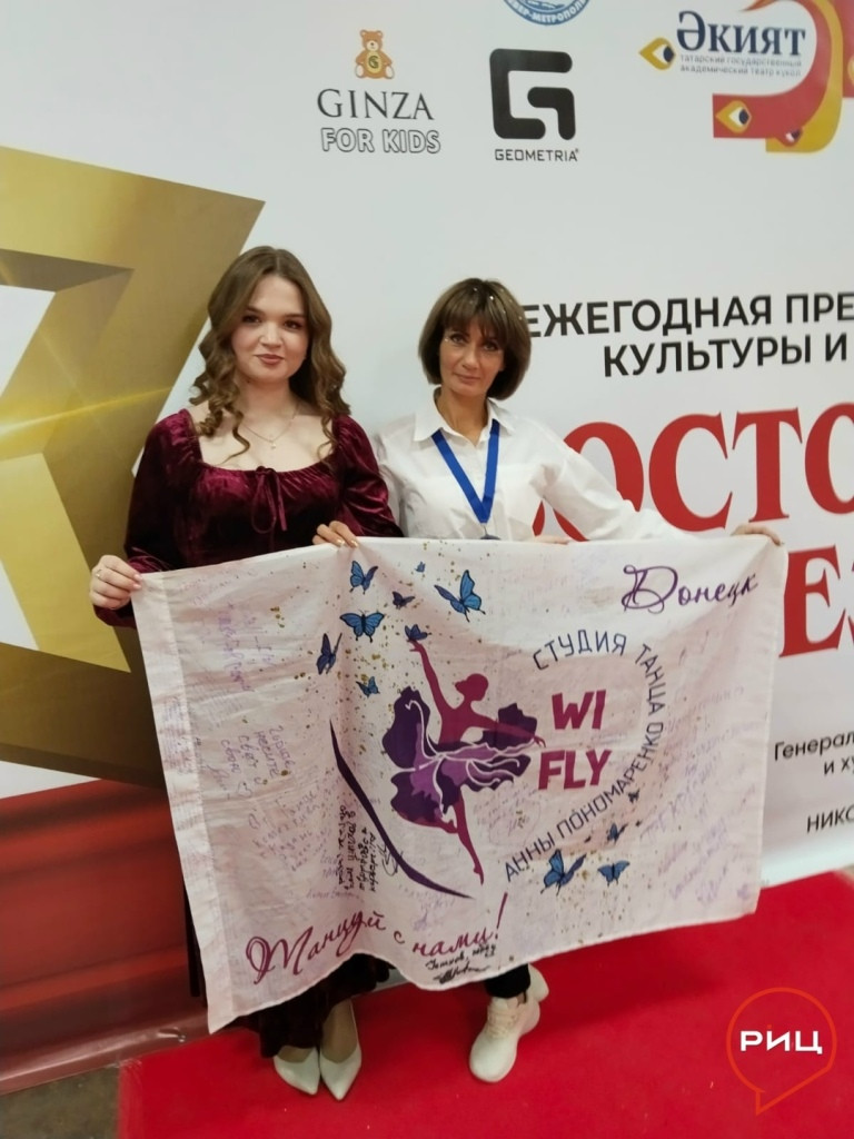 На красной ковровой дорожке