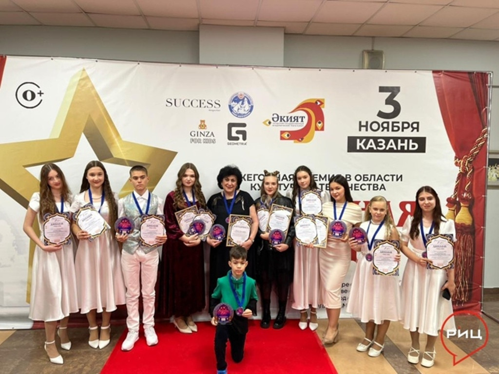 На красной ковровой дорожке
